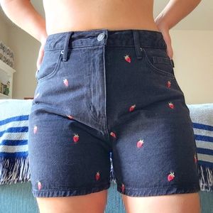 XXI embroidered strawberry denim shorts 🍓🖤